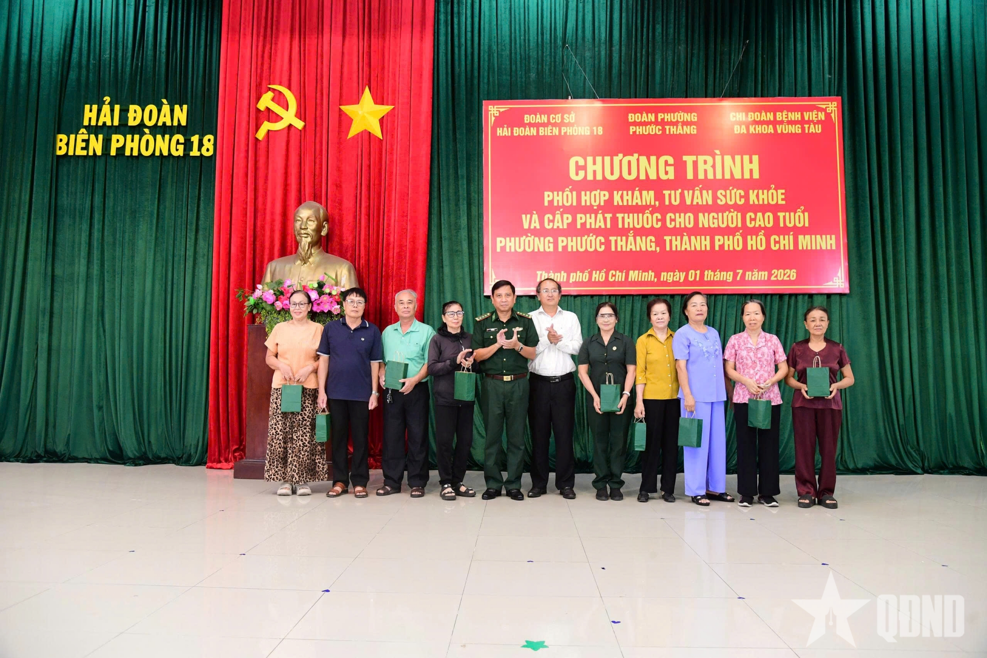 Hải đoàn Biên phòng 18 phối hợp khám, cấp thuốc cho người cao tuổi
